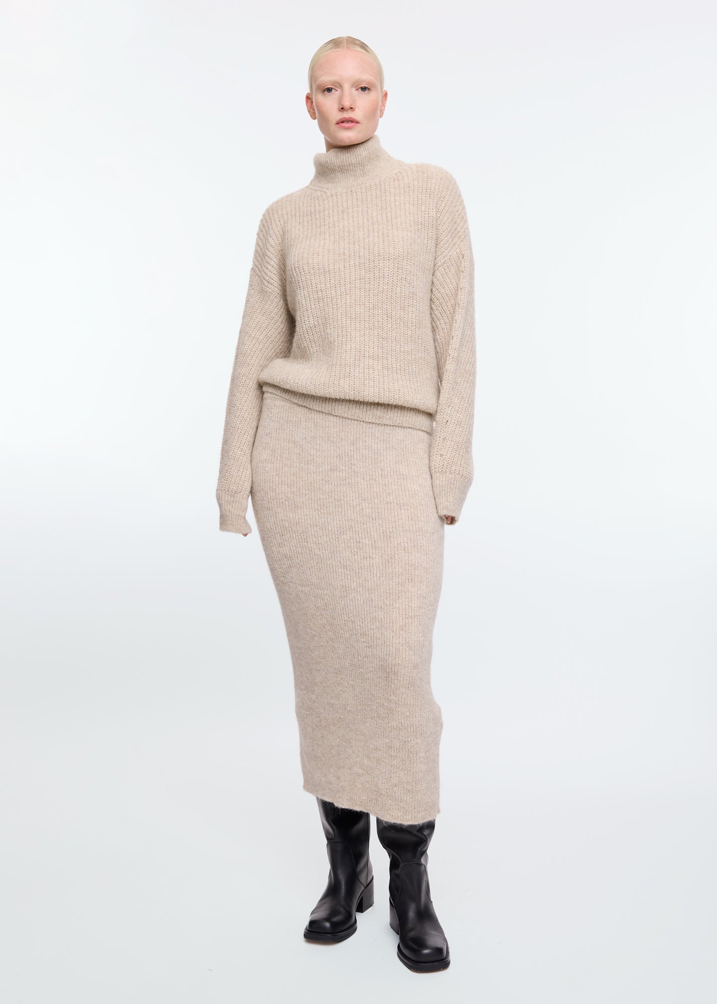 soft knit pull over en soft knit skirt met zwarte chelsea boots