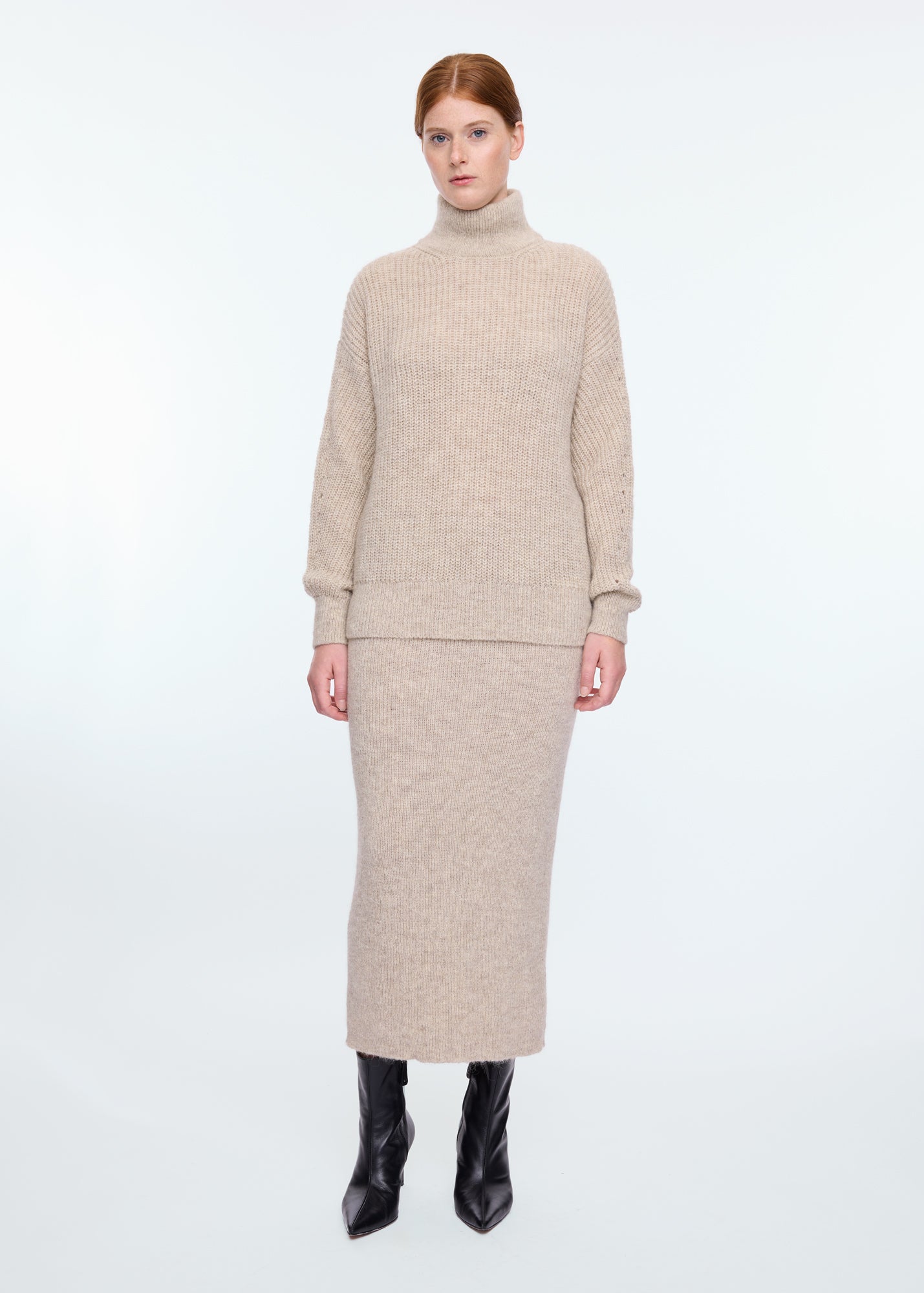 soft knit pullover en knit skirt met zwarte enkellaarzen