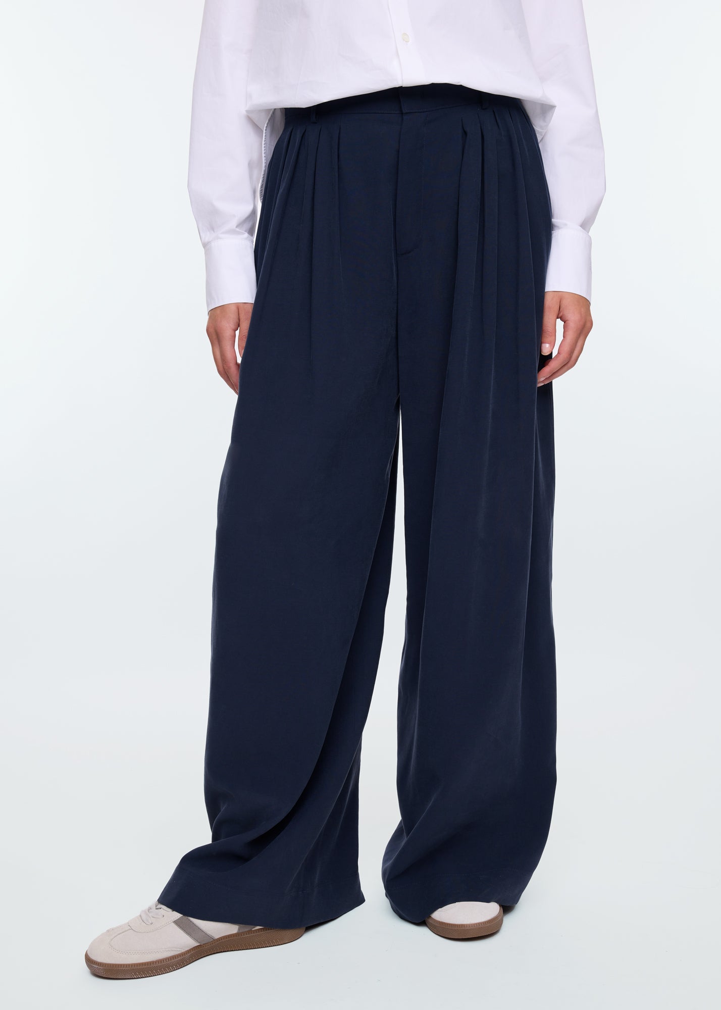 Pleated fluid pants