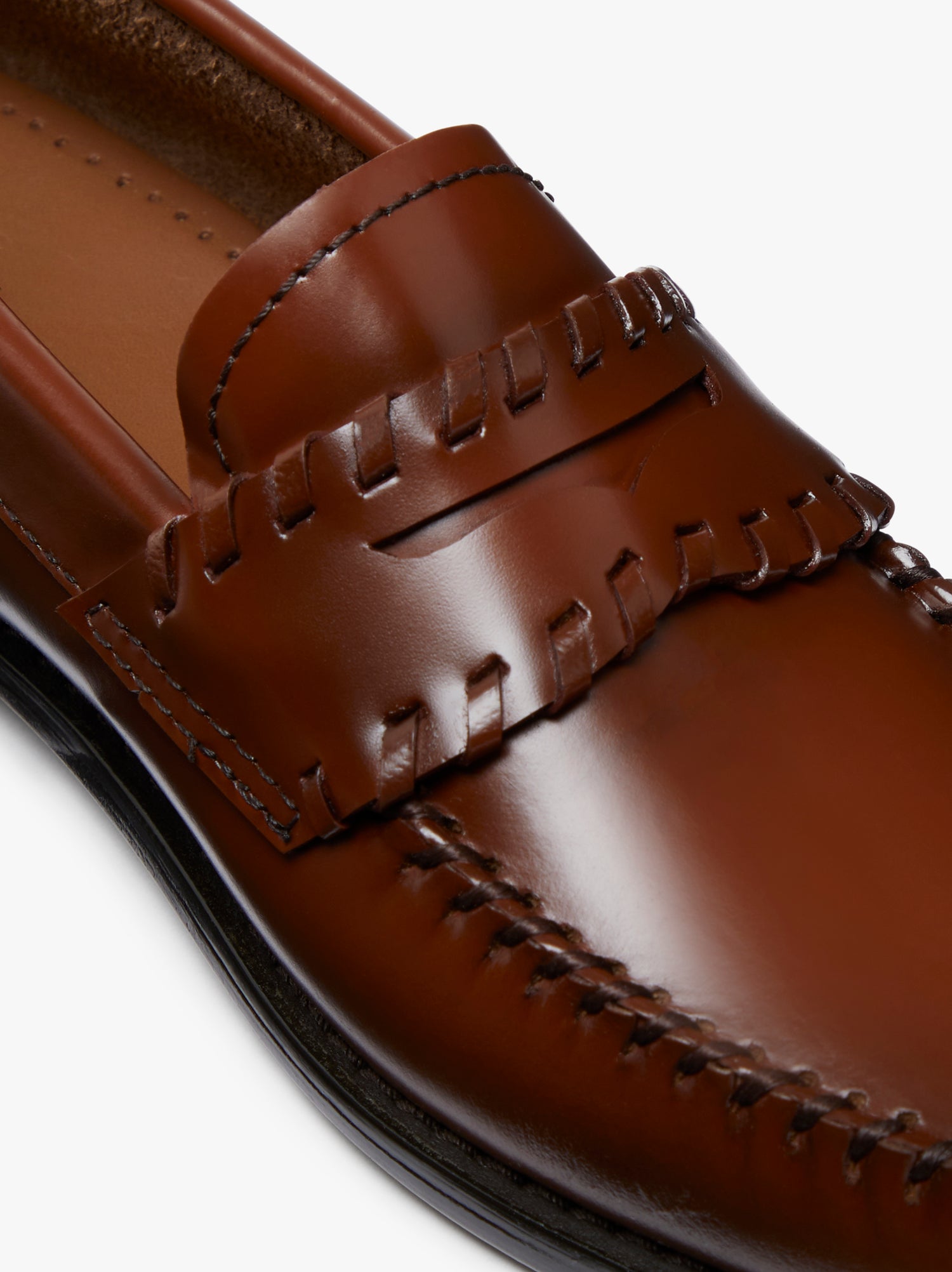 detail klassieke loafers cognac kleur