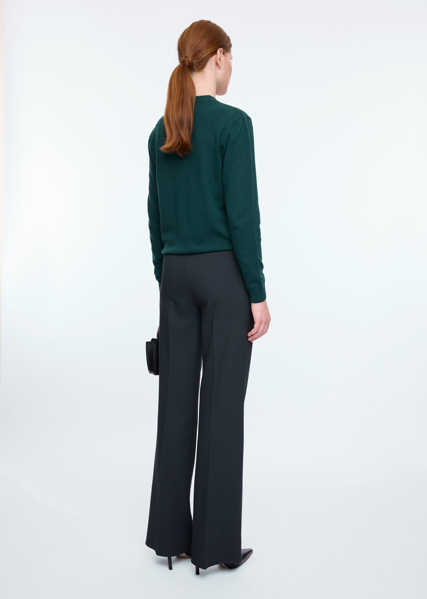 achterkant groene sweater met broek