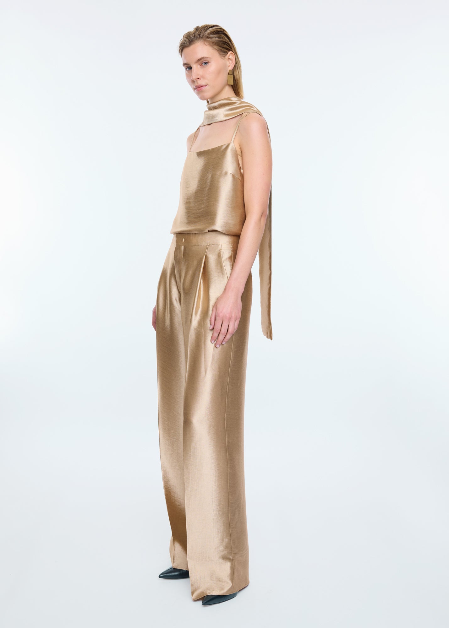 gouden-pantalon_178-36