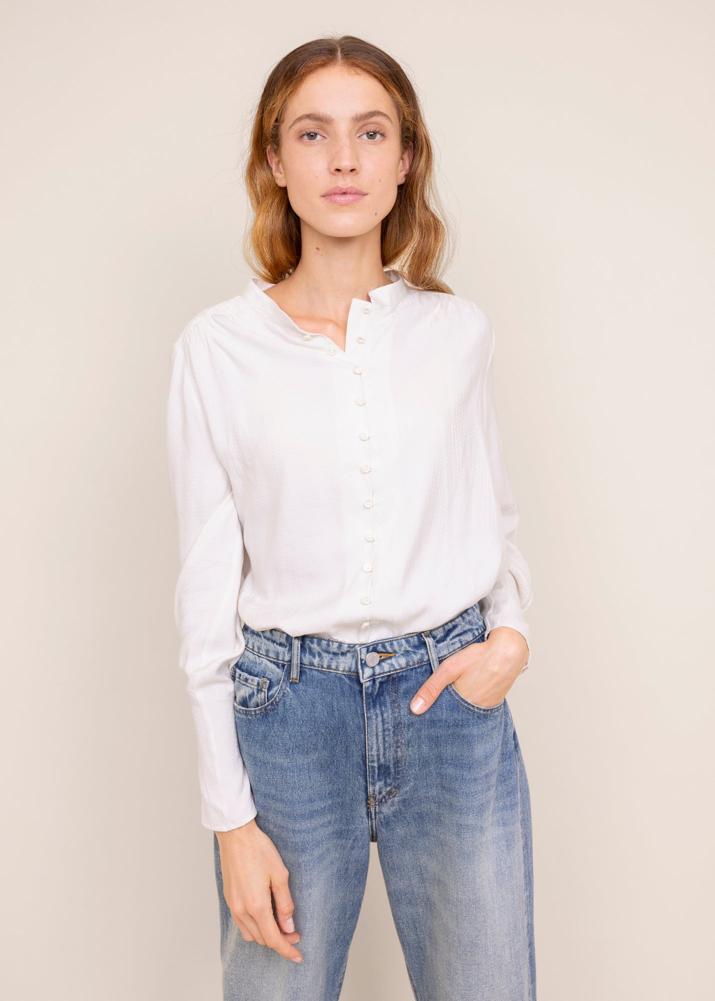 Blouse with wavy structure