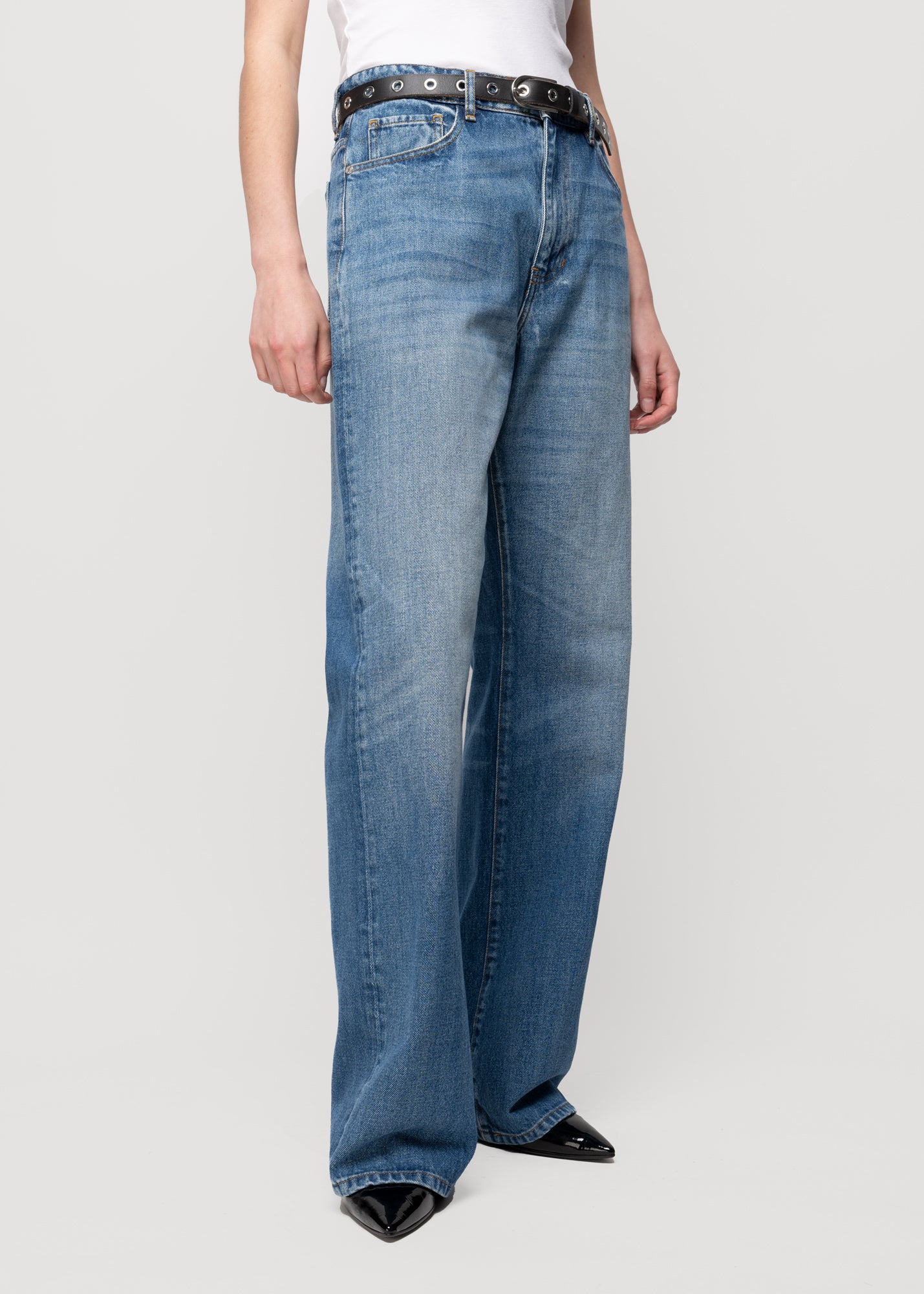 high-waist-jeans_172-36