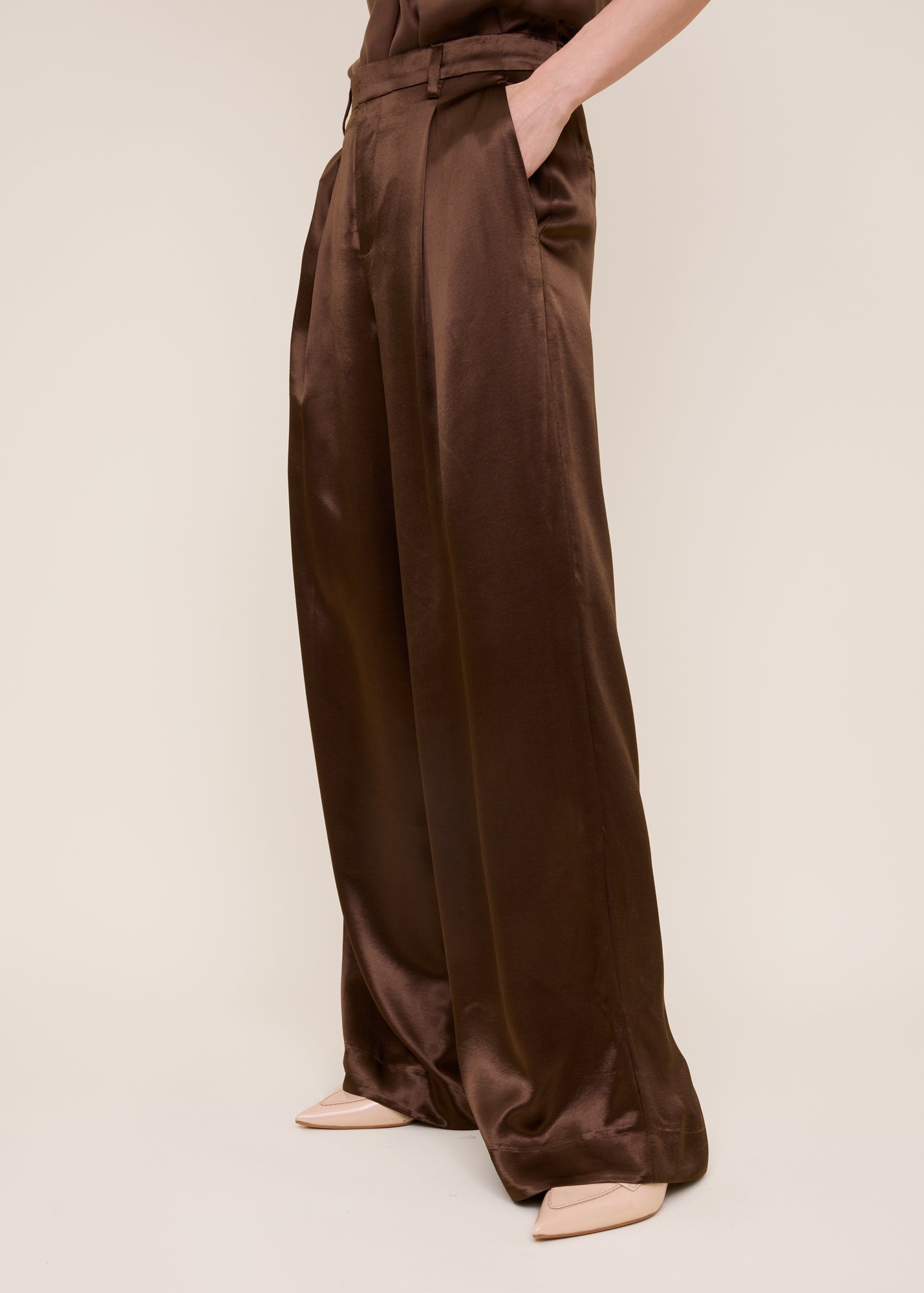 pleated-satin-trousers_180-36
